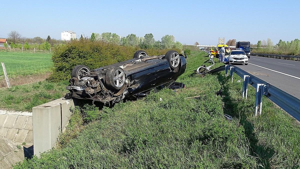 Trei români, accident în Ungaria