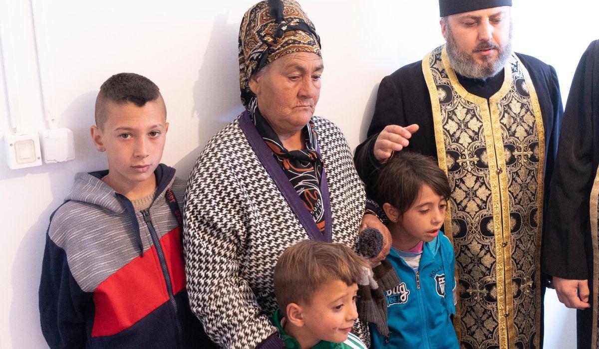 Trei copii sărmani, din Brăila, crescuţi doar de bunică, au primit o casă nouă