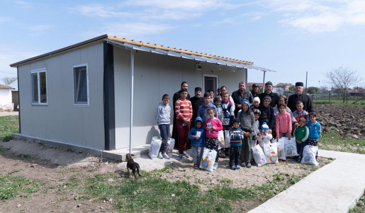 Trei copii sărmani, din Brăila, crescuţi doar de bunică, au primit o casă nouă