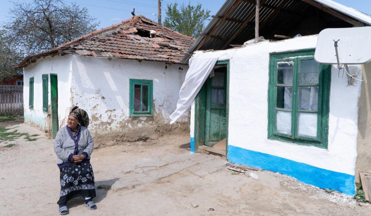 Cei trei copii erau crescuţi de bunică, în Brăila, într-o casă care stătea să cadă