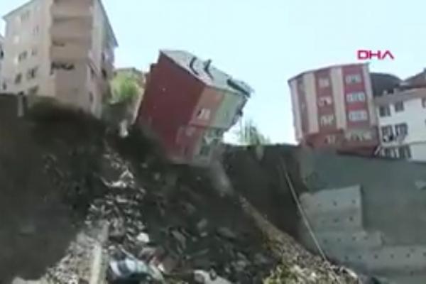 Momentul în care blocul din Istanbul se prăbușește