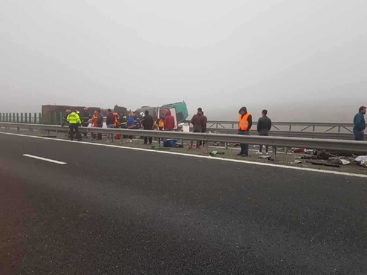 TIR răsturnat pe Autostrada Soarelui