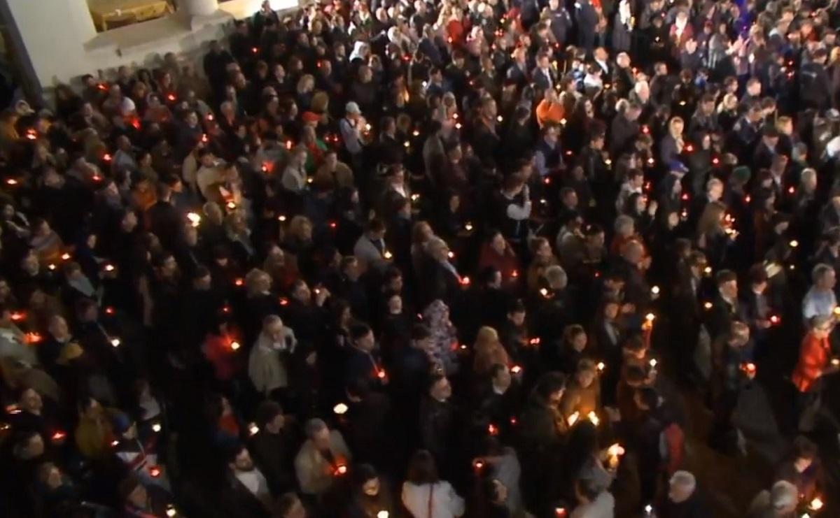 Mii de credincioşi au primit Lumina Sfanta si au impartit-o mai departe, in semn de comuniune
