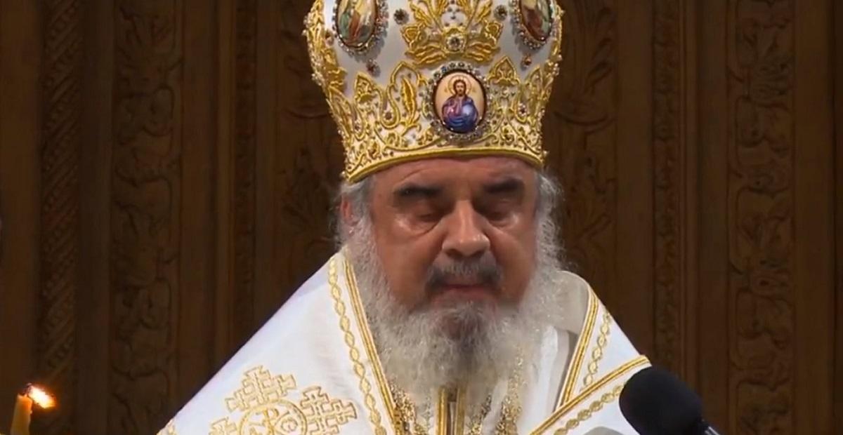 Mii de credincioşi au primit Lumina Sfanta si au impartit-o mai departe, in semn de comuniune