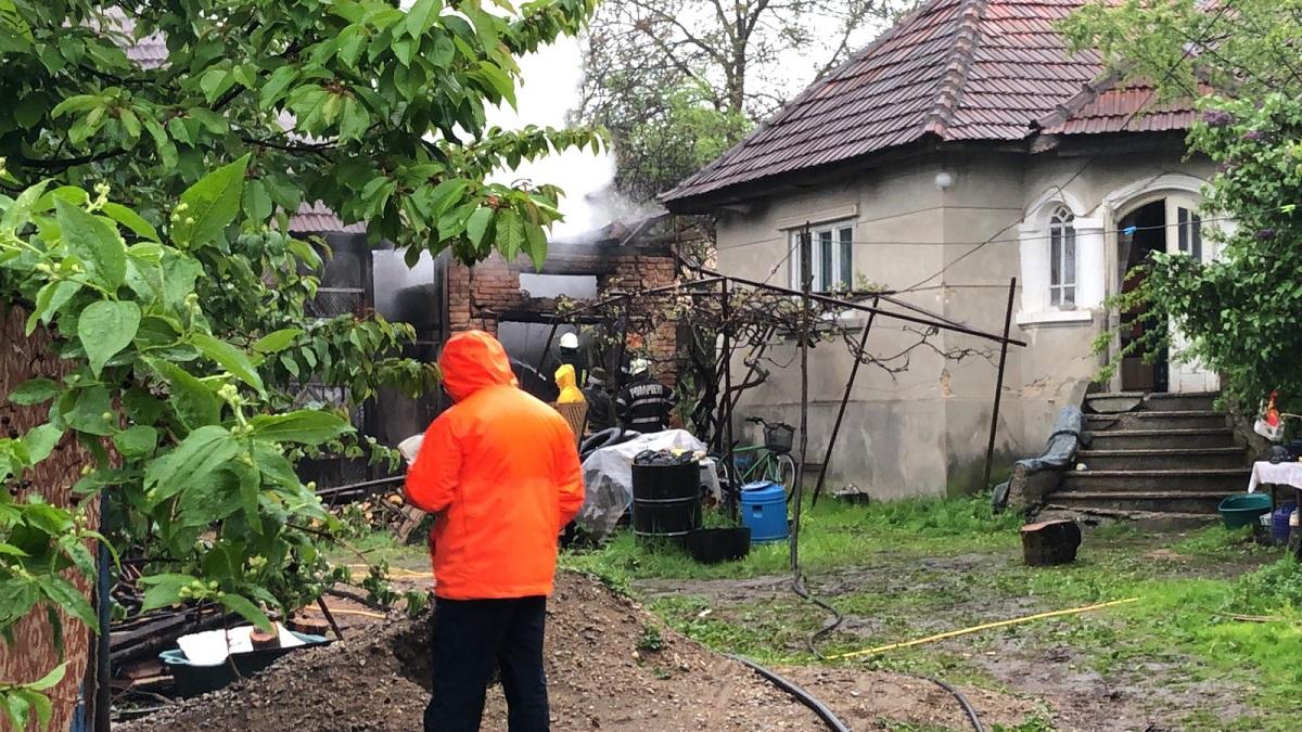 Bunica unuia dintre preoţii satului Remeţi pe Someş, comuna Mireşu Mare, a murit în casa cuprinsă de flăcări