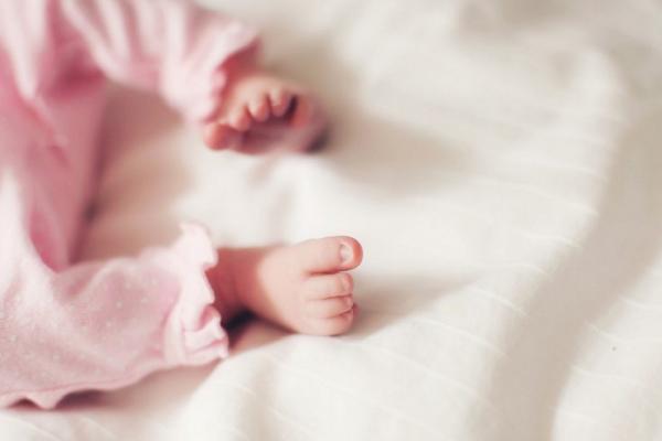 Din fericire, mai mulţi trecători au auzit plânsetele copilaşului
