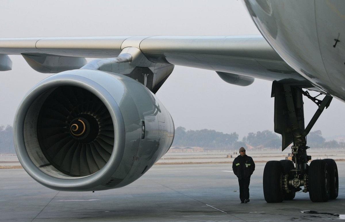 Motor avion Bărbatul spera ca monedele să-i poarte noroc