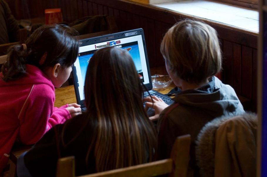 Elevi la laptop Bani de calculatoare pentru copii
