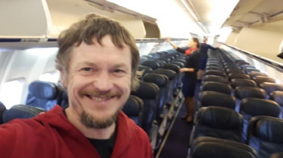 Skirmantas Strimaitis Bărbat singur în avion