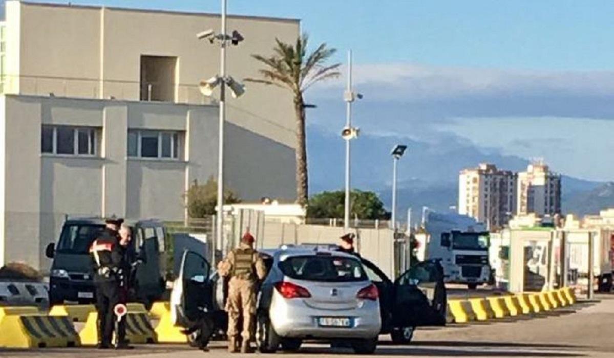 Fetiţă româncă în Italia Fetiţa de 5 ani a unei românce, în Italia, lângă droguri