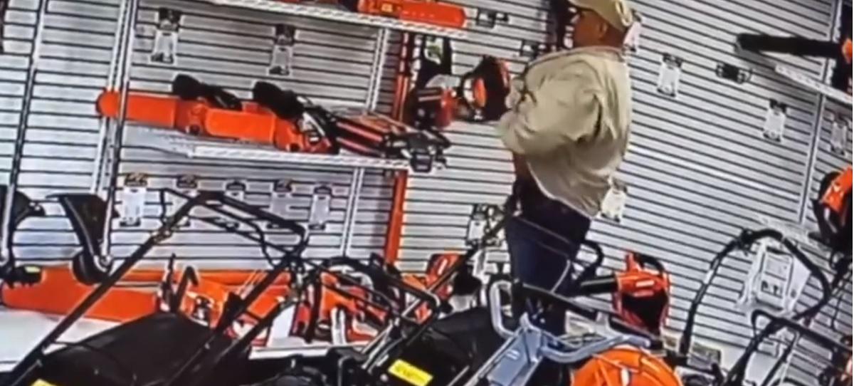 American, surprins de camere când fura o drujbă Bărbatul a fost dat în urmărire pentru furt