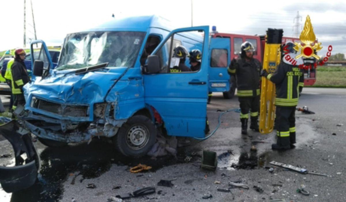 Microbuz cu români implicat într-un accident pe o şosea din Venezia