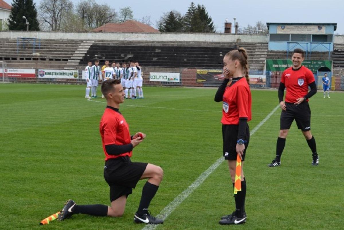 Arbitrul asistent a îngenunchiat în faţa iubitei şi a cerut-o de nevastă Arbitrul de centru le va fi naşul de cununie