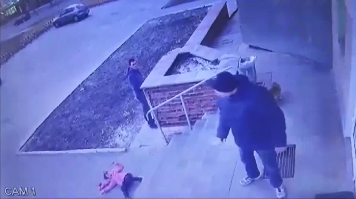 Un bărbat de 46 de ani, din Ucraina, şi-a împins fata de şase ani pe scări Micuţa şi-a enervat tatăl insistând să plimbe ea căruciorul de cumpărături