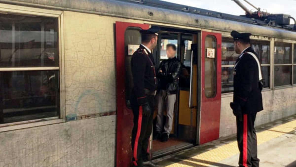 Bărbat fără bilet Poliția discută cu un bărbat fără bilet în tren