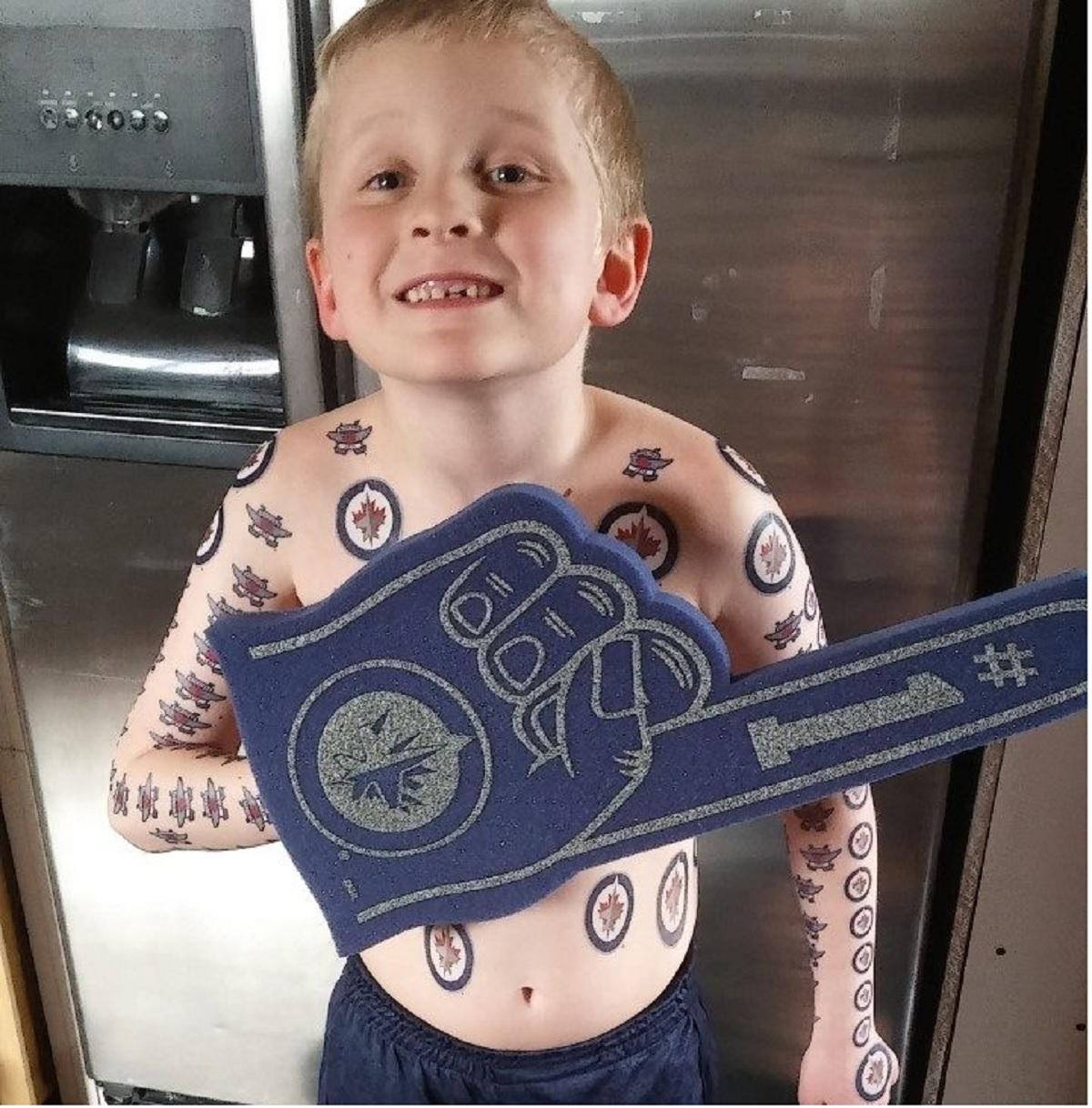 Un puşti de 7 ani şi-a propus să bată recordul mondial la tatuaje temporare La 7 ani, Dyson este mare fan al echipei de hochei pe gheaţă Winnipeg Jets