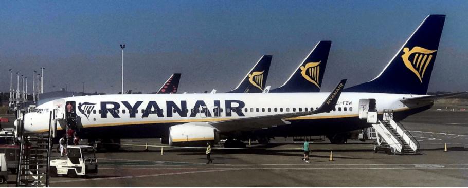 Un bărbat îi ameninţă cu moartea pe pasagerii unei curse Ryanair Bărbatul a muşcat o tânără de mână şi a vrut să lovească o stewardeză
