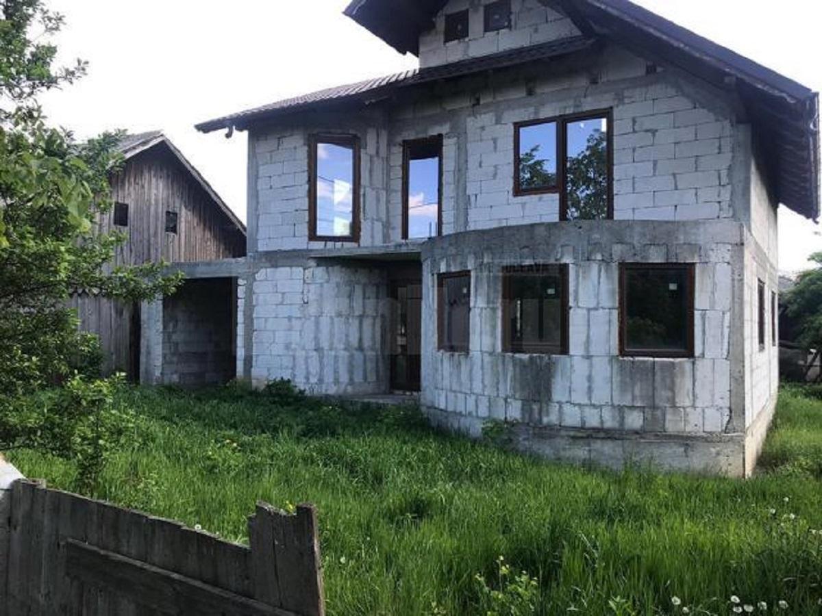 Atacatorul a tras-o pe fată în curtea casei părăsite