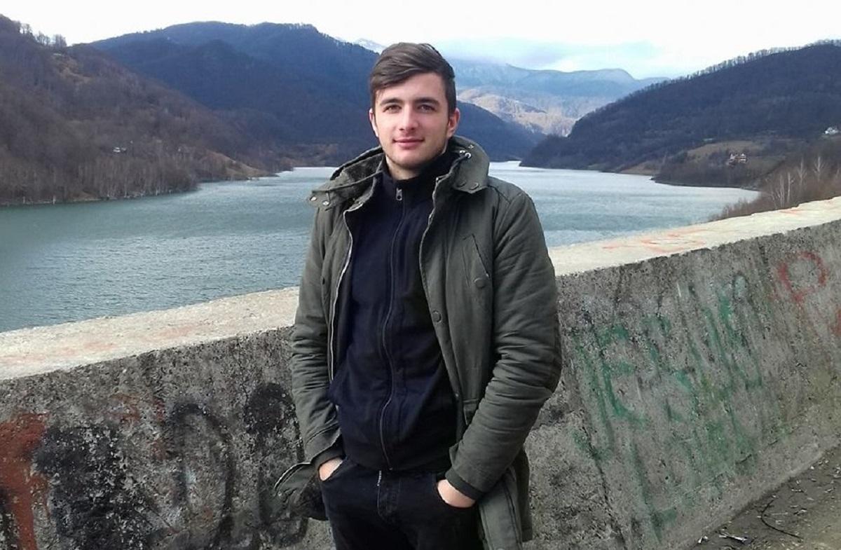 Tânăr spânzurat de podul de la Mărăcineni