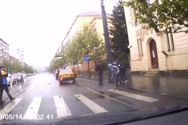 Un tânăr care traversa strada pe trecerea de pietoni a fost spulberat de un şofer de 71 de ani