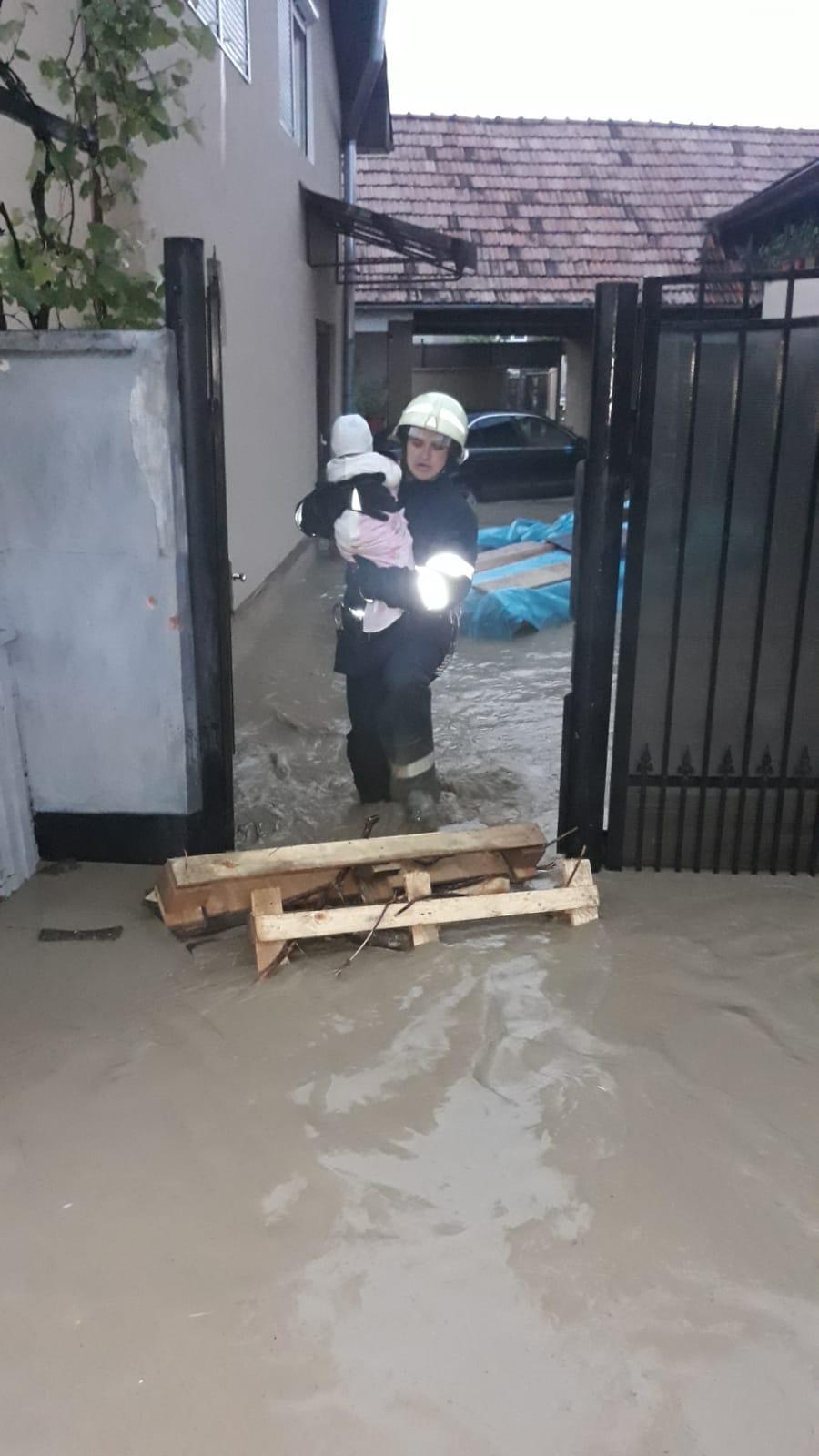 Inundaţii puternice în Bistriţa-Năsăud, case înghiţite de ape, oameni rămaşi pe drumuri