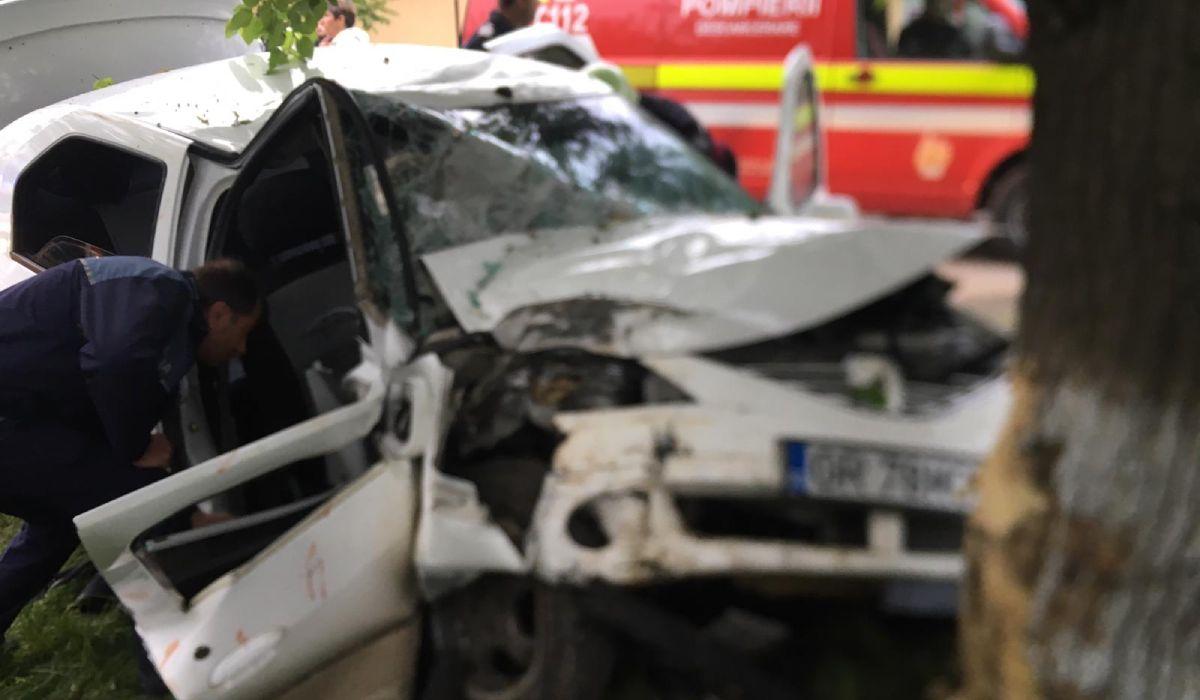 Impact devastator în Valea Bujorului, după ce un Logan a intrat cu viteză într-un copac