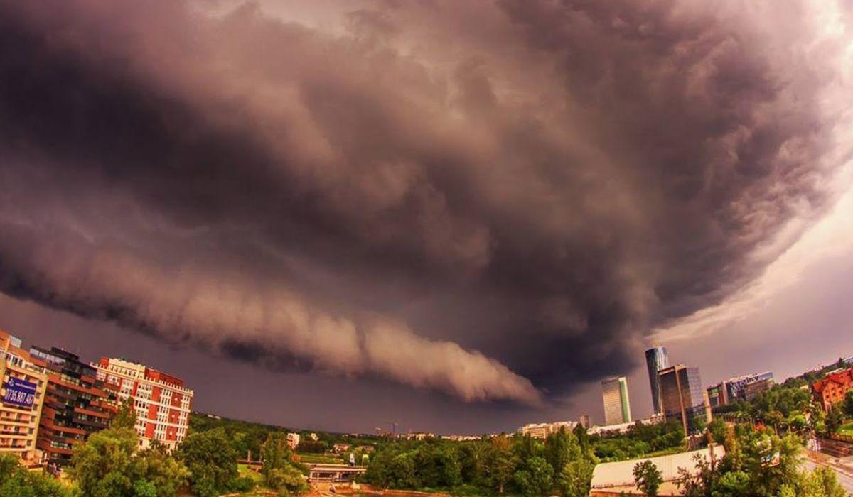 Alerte de furtuni pentru jumătate de ţară, până marţi dimineaţă