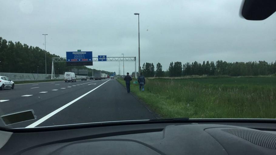 Şoferi români de camion în Olanda Doi şoferi români