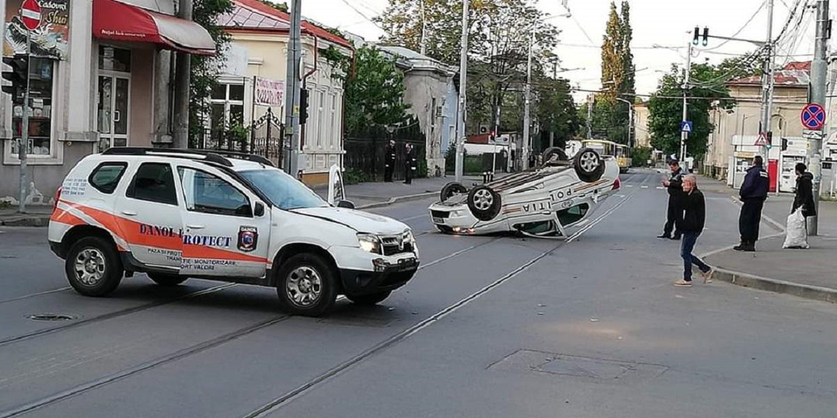 Agentul era singur în maşină, în timpul serviciului, fără semnale acustice şi luminoase în functiune