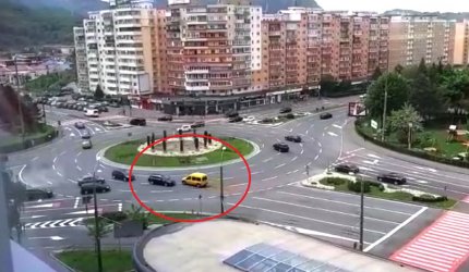 Un şofer din Braşov a dat peste cap traficul într-un sens giratoriu, filmat pe contrasens