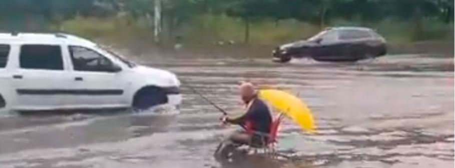 Bucureştean filmat când pescuieşte în mijlocul bulevardului inundat Filmarea cu pescarul de ocazie a făcut furori pe internet