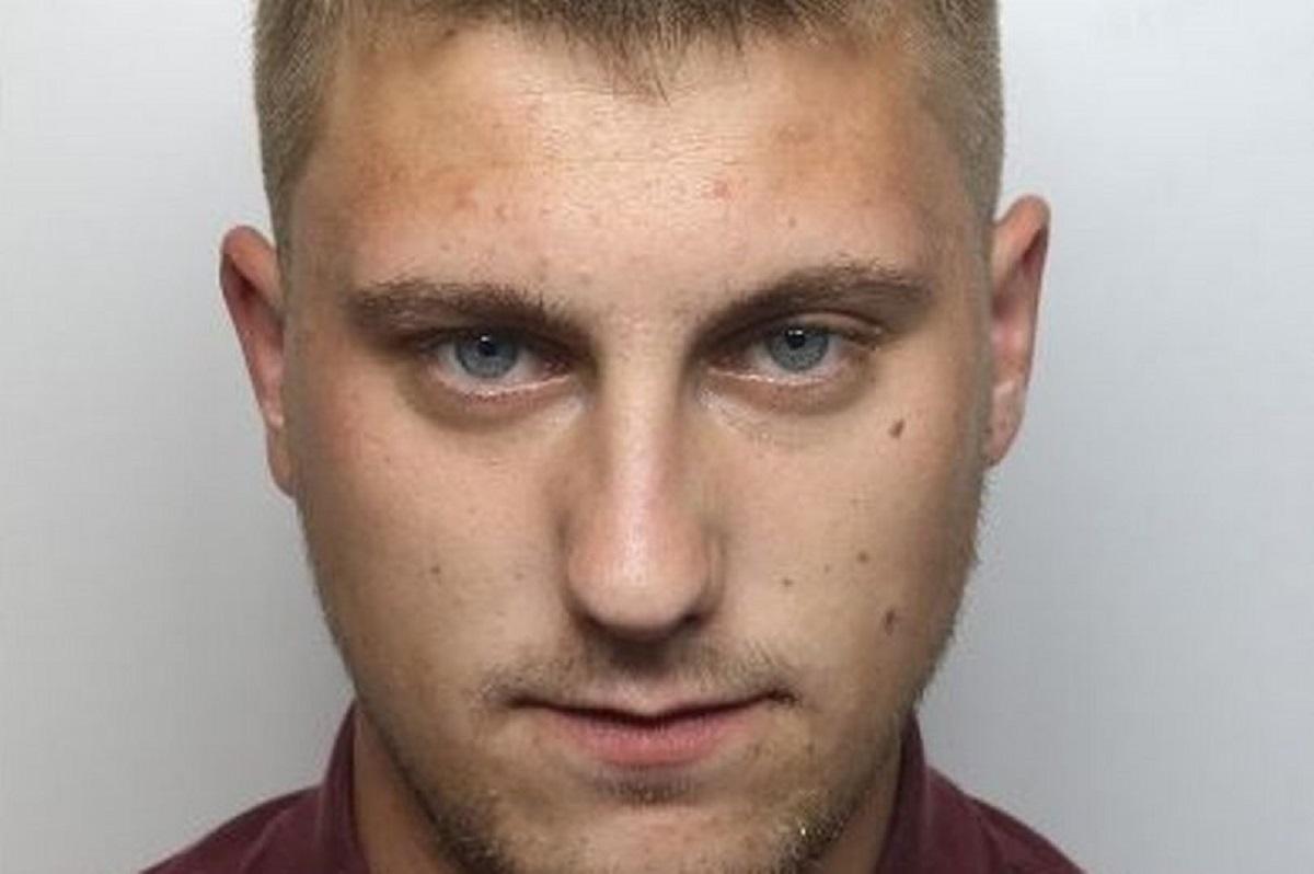 Robert şi-a ciopârţit prietenul după o ceartă de la bani Robert stă cel puţin 18 ani după gratii