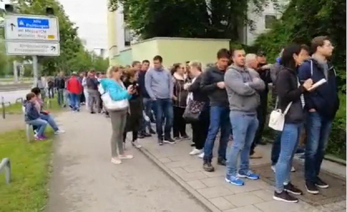Imagini cu românii care stau la coadă pentru a vota peste hotare S-a votat masiv în numeroase oraşe din Europa
