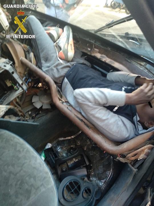 Imigranti găsiţi în bord, într-un Mercedes, într-un port din Maroc