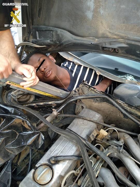 Imigranţii au fost găsiţi inclusiv în zona motorului unei maşini