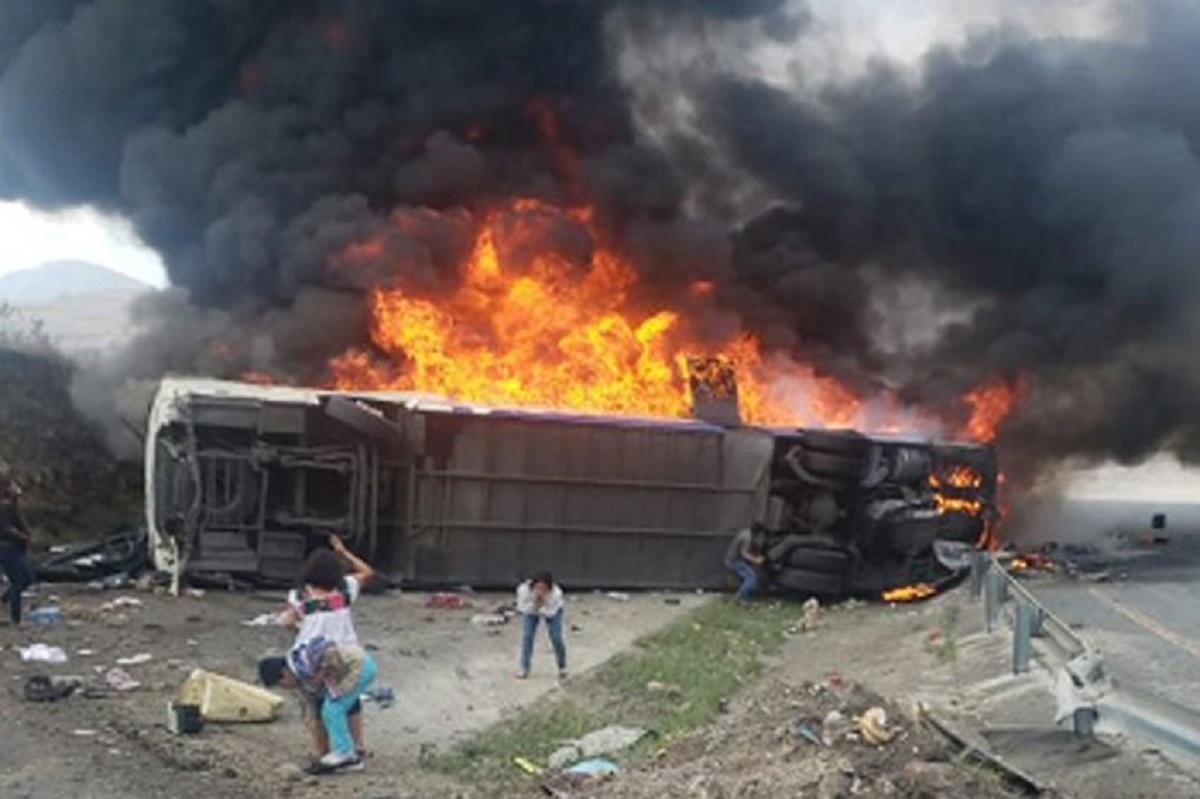 Autocar în flăcări, 23 de morţi şi zeci de răniţi