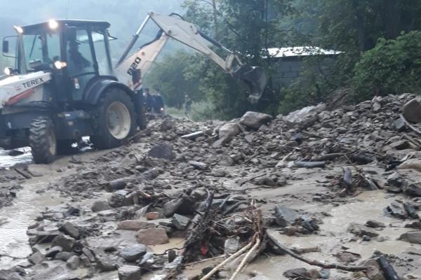 Zeci de persoane, blocate într-un tren garat la Feldru