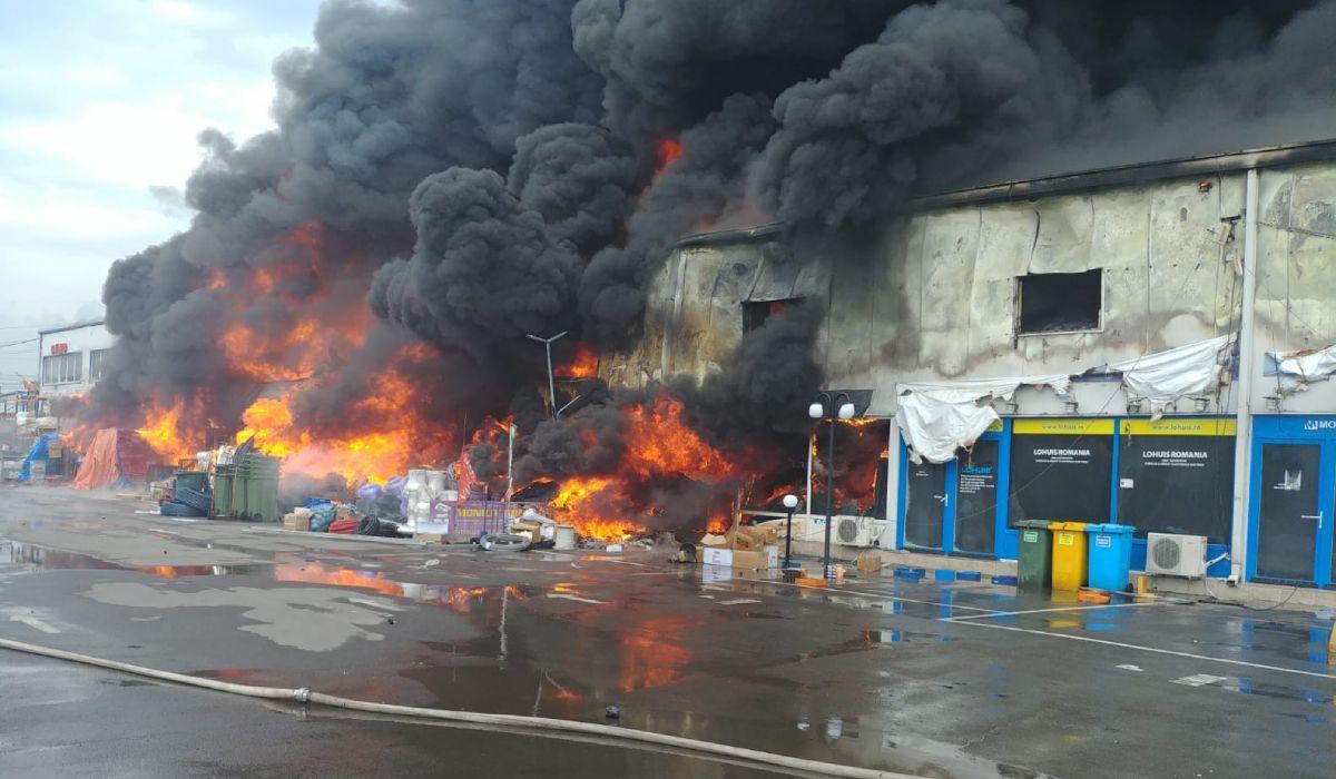 Incendiu uriaş la Afumaţi, la centrul comercial Doraly