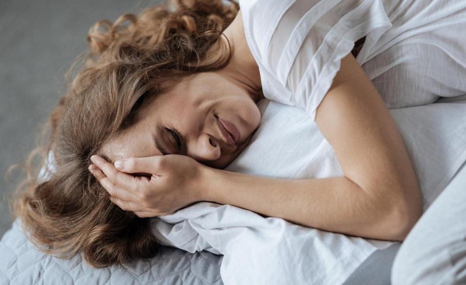 Femeie plângând Femeia nu a ştiut niciodată că este însărcinată