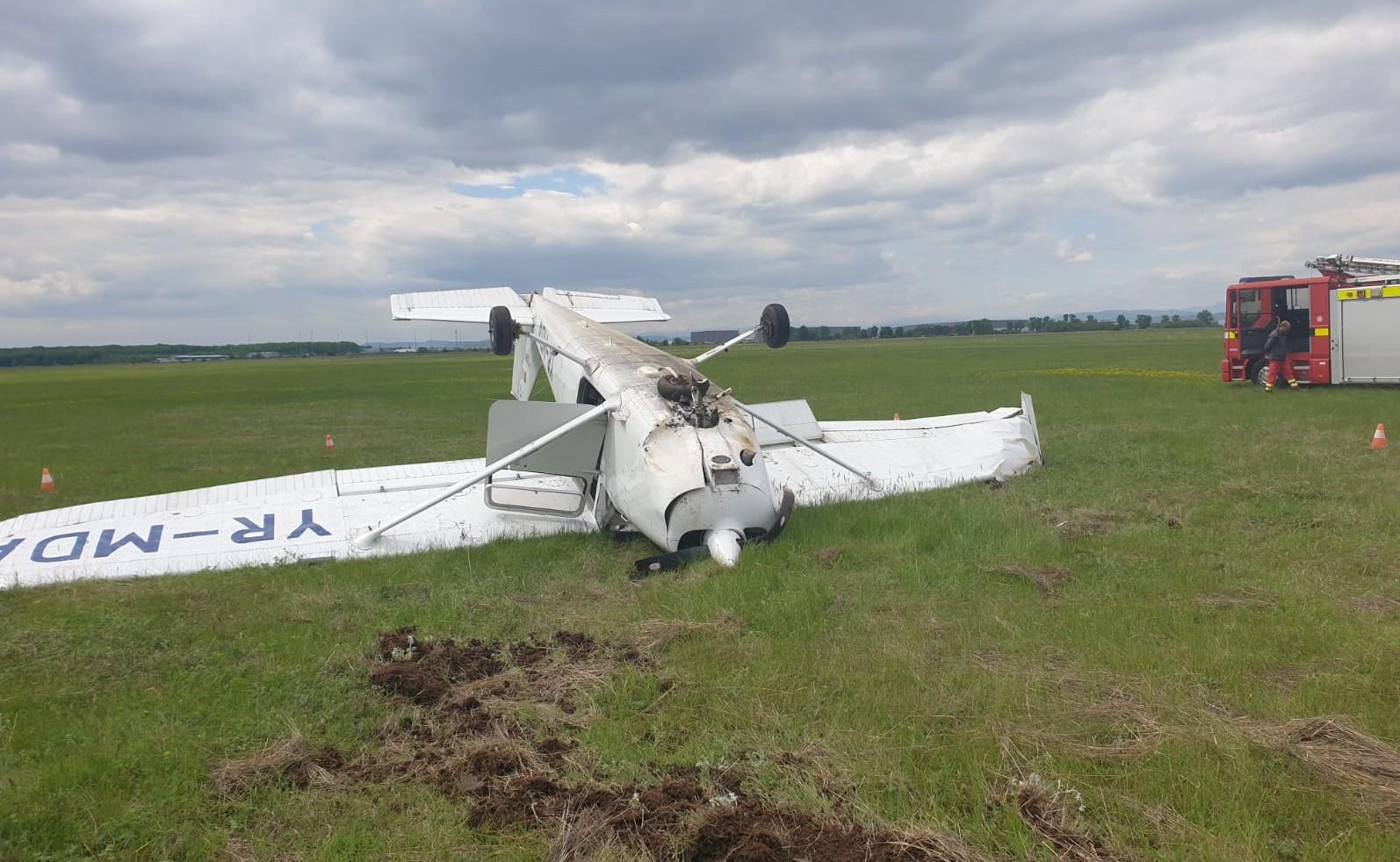 Avionul răsturnat după ce a ratat decolarea