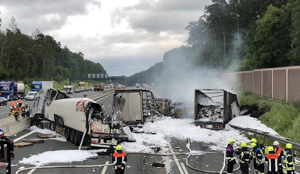 Trei camioane făcute scrum de un şofer român