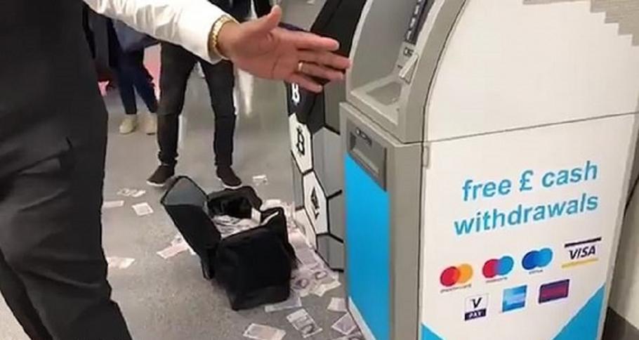sin come across Tentacle Mii de lire sterline au zburat dintr-un bancomat, la Londra. Un bărbat a  umplut o geantă cu bani (video)