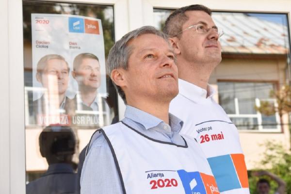 Liderii USR PLUS, mesaj identic pe Facebook