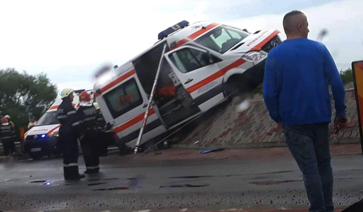 Ambulanţa a rămas suspendată într-un sens giratoriu din Oşorhei, Bihor