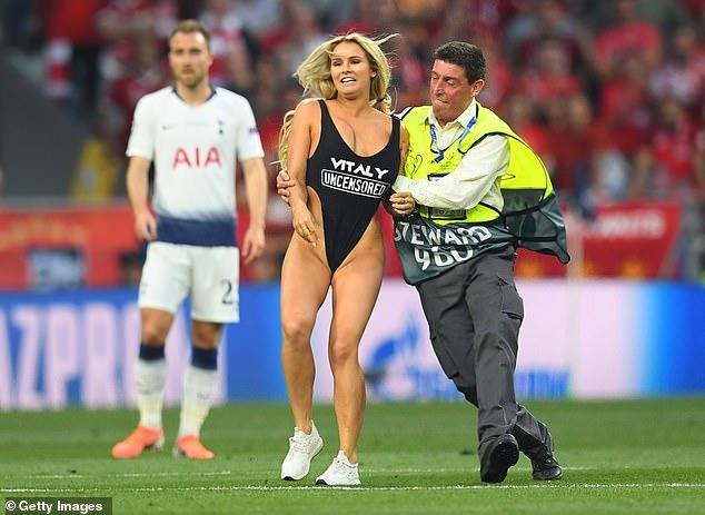 Blonda a intrat pe teren în costum de baie la finala Champions League