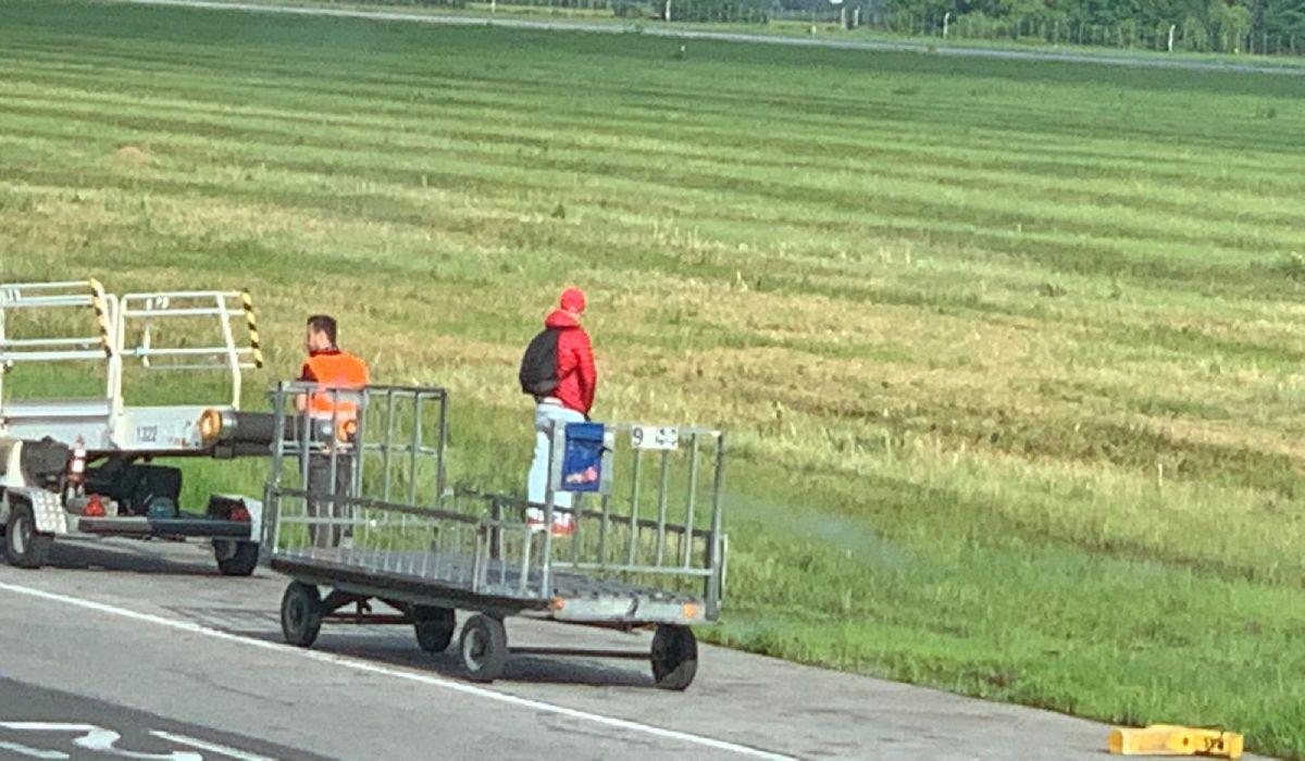 Pasager surprins în timp ce îşi face nevoile pe pista aeroportului Otopeni