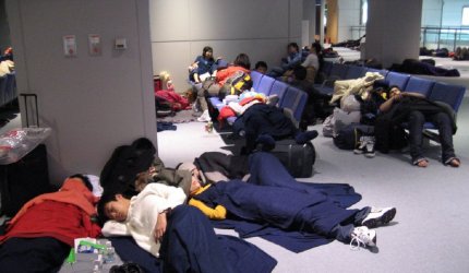 Zeci de copii români abandonaţi pe aeroporturile din Tokyo, Doha şi Milano. Părinţii nu ştiu cum să îi aducă acasă