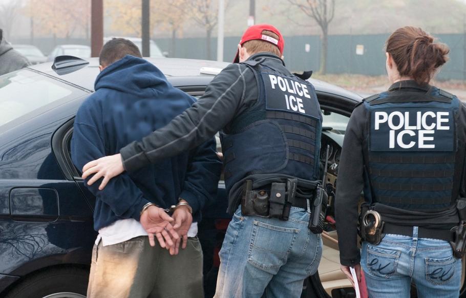 Bărbat în custodia agenților ICE (Immigration And Customs Enforcement) Român evadat pe aeroportul din Chicago