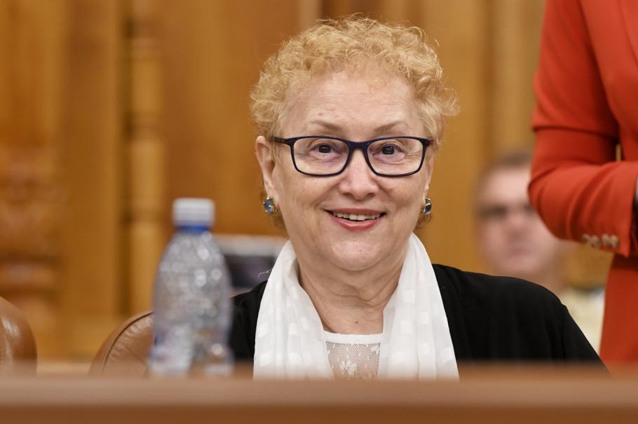 Renate Weber Renate Weber în plenul reunit al Parlamentului