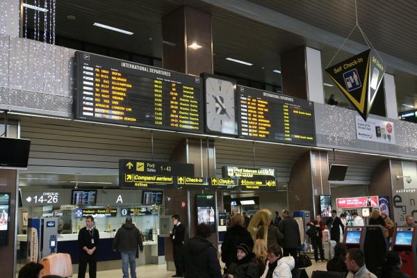 Oameni în sala de așteptare pe Aeroportul Otopeni